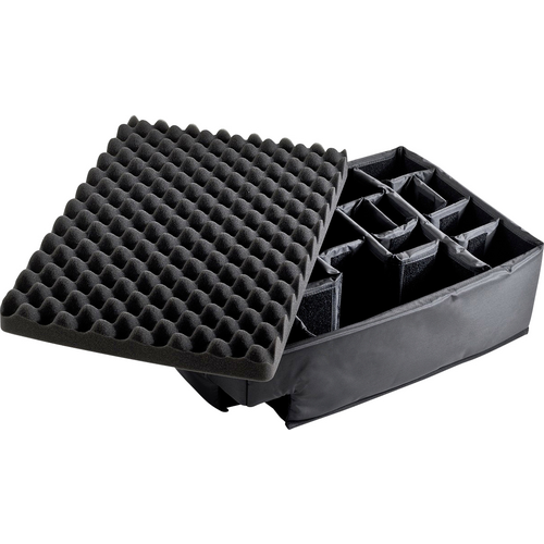 Schwarze Transportbox mit aufklappbarem Schaumstoffdeckel und verstellbaren Innenteilen zur sicheren Aufbewahrung von Gegenständen.